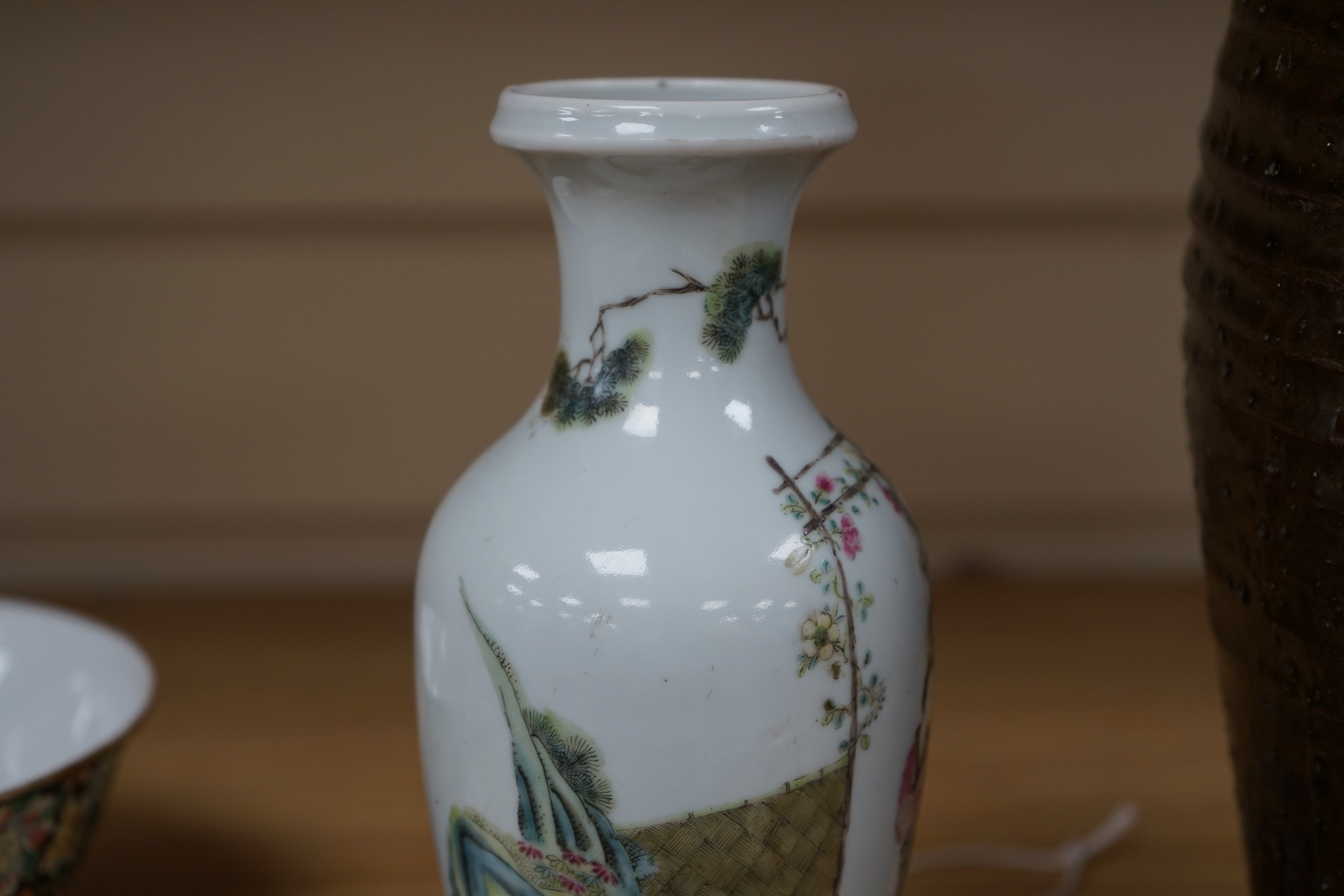 A Chinese famille rose vase, late Qing/ Republic, 20cm